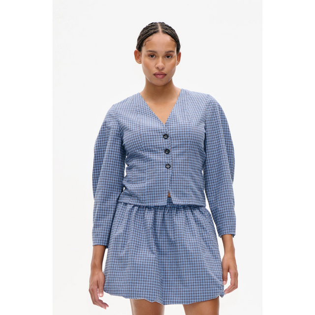 Kvinde med Milea bluse fra Baum und Pferdgarten