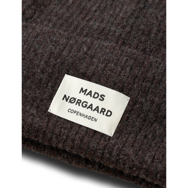 Brun Mads Nørgaard hue close up