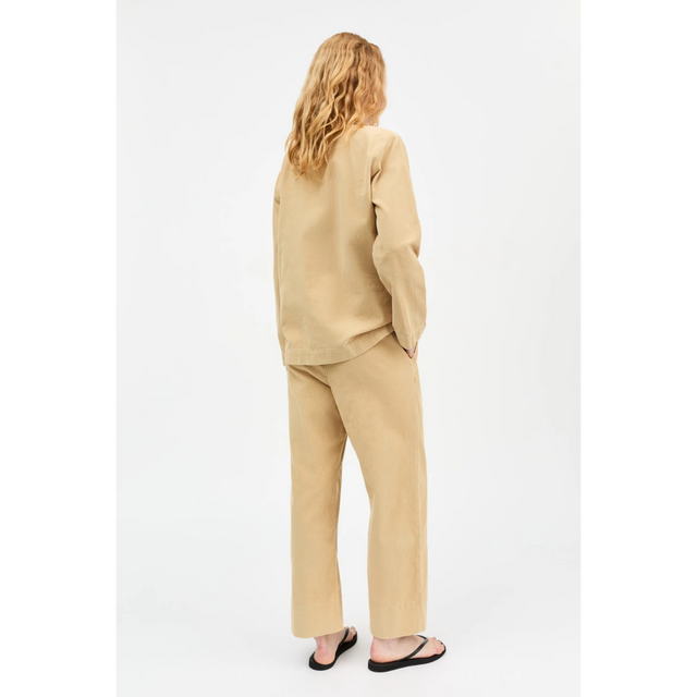 Smuk beige Jin overshirt fra Skall - model bag