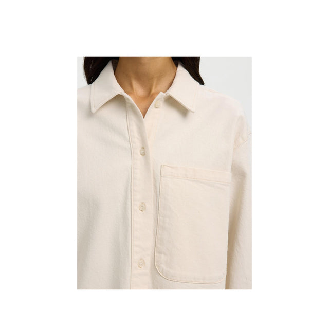 egret farvet kraftig skjorte fra selected woman - closeup