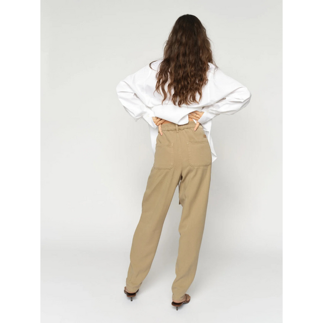 Maison Stalom bukser i blød tencel fra Mos Mosh - model bag