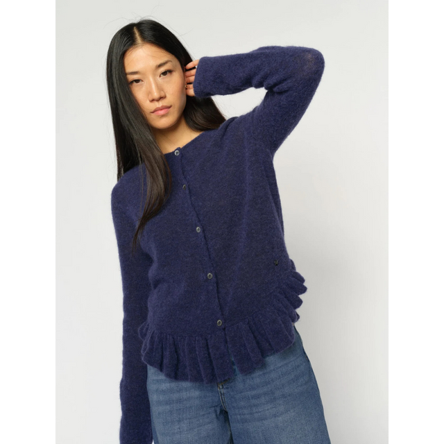 Mape Alice Strikcardigan i en smuk blå farve fra Mosh Mosh - model