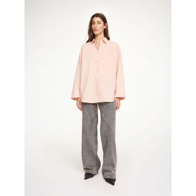 Klassisk rose dust dameskjorte fra By Malene Birger – elegant og tidløs stil