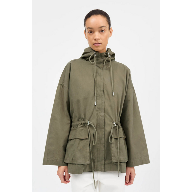 Garden parka jacket i smuk khakigøn fra Skall Studio - model