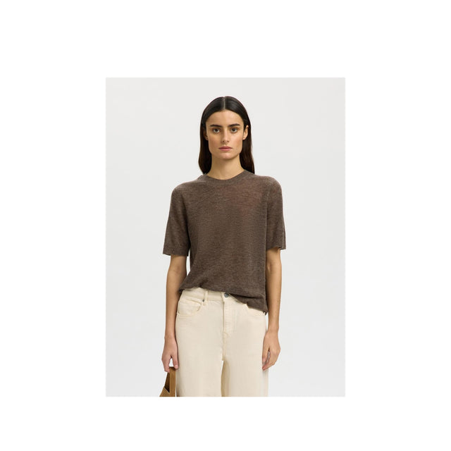 Chocholate chip strik t-shirt fra selected woman - model