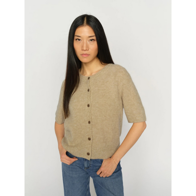 Smuk  Thora kortærmet cardigan fra Mos Mosh - model